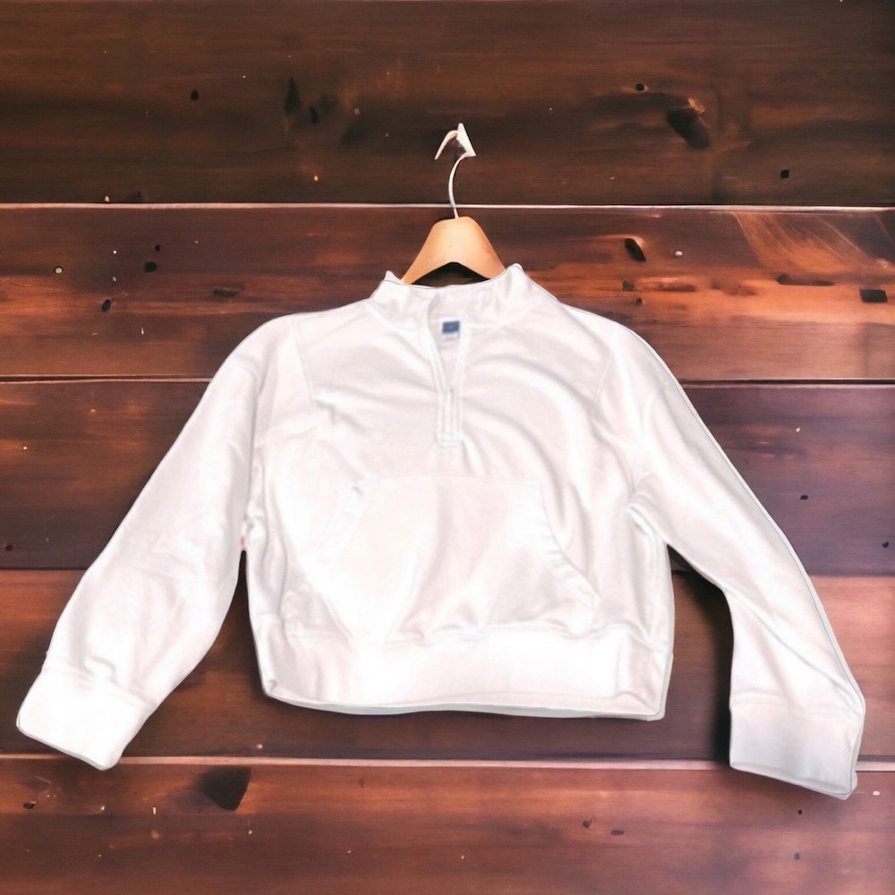 𝅺Women’s 1/4 zip pullover sweatshirt.